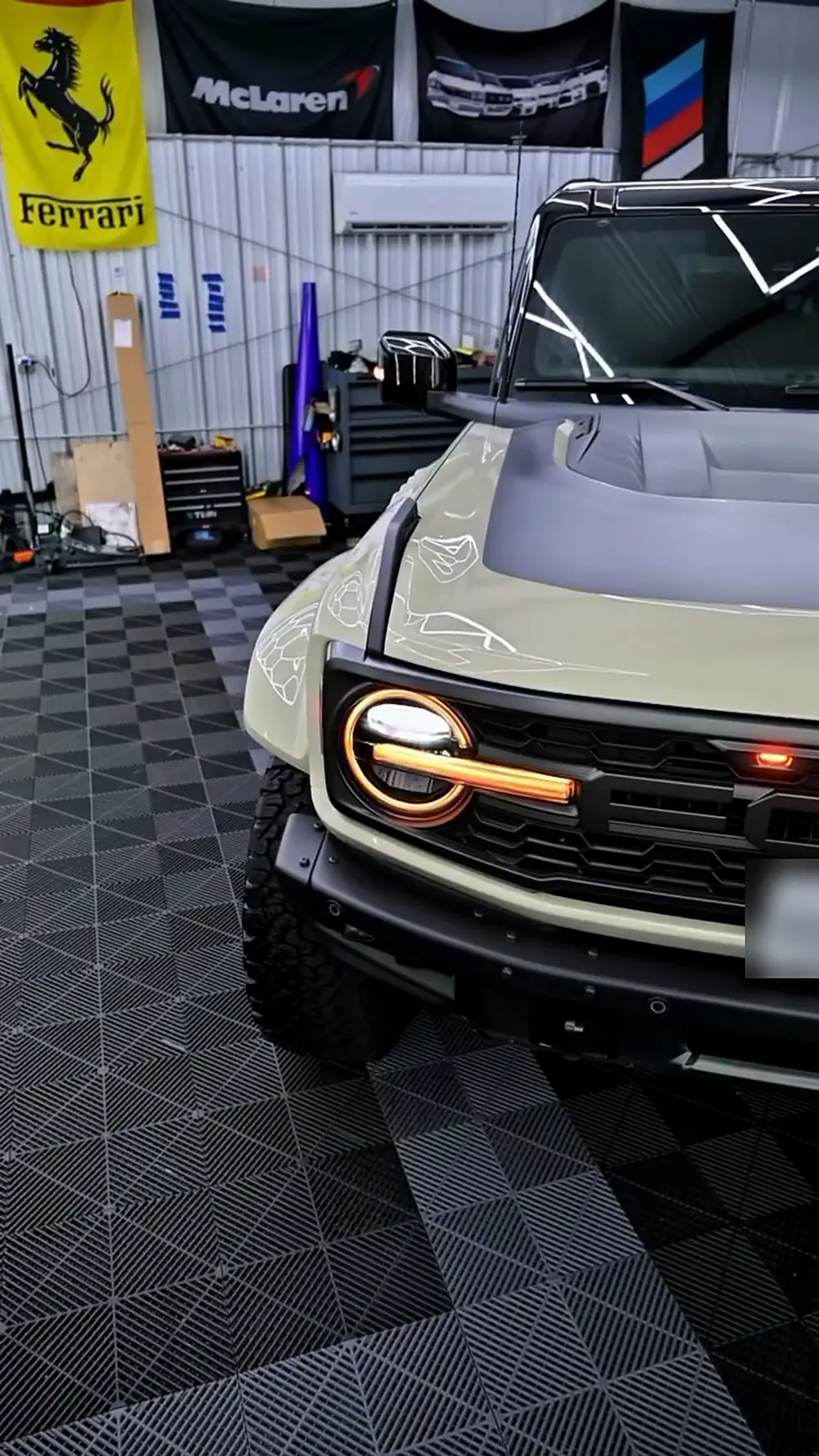 Ford Bronco Raptor, finished
