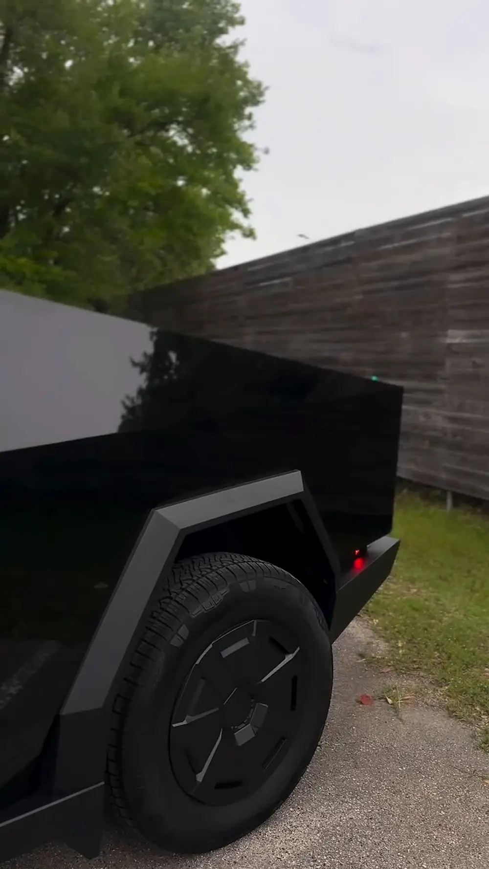 Tesla Cybertruck, finished