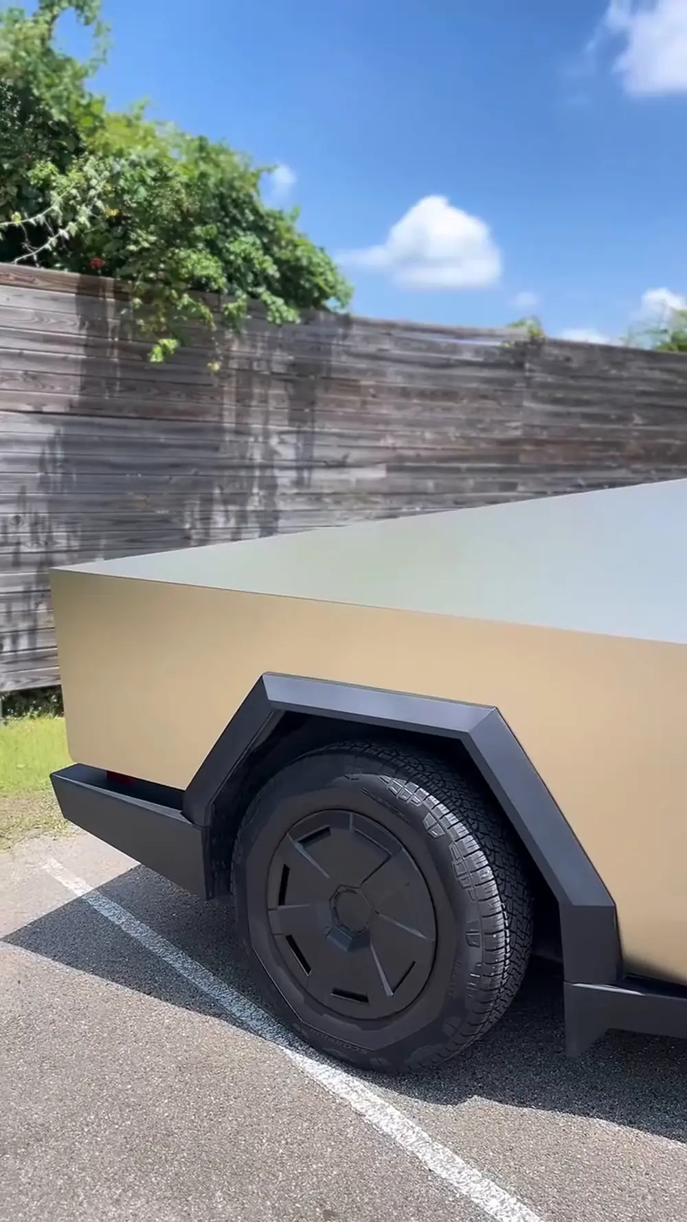 Tesla Cybertruck, finished